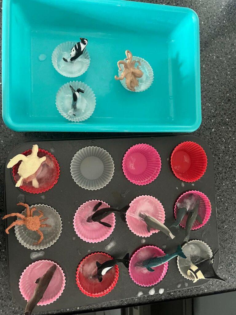 Формочки для льда с игрушками-морскими обитателями.