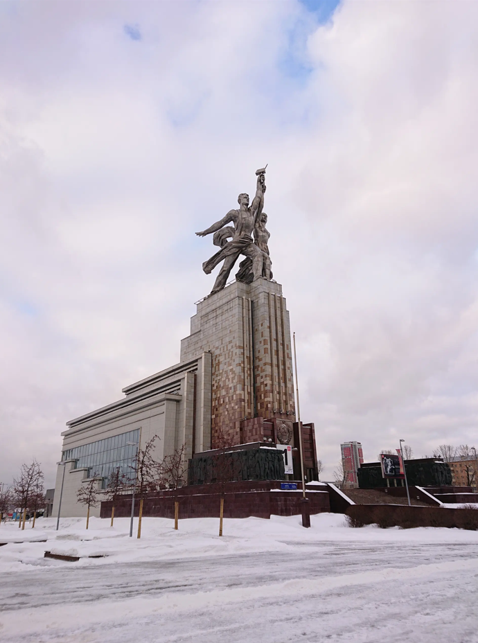 Скульптура «Рабочий и колхозница». 