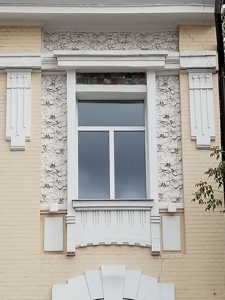 Ул. Зацепа, дом 24. Декор оконного проёма.