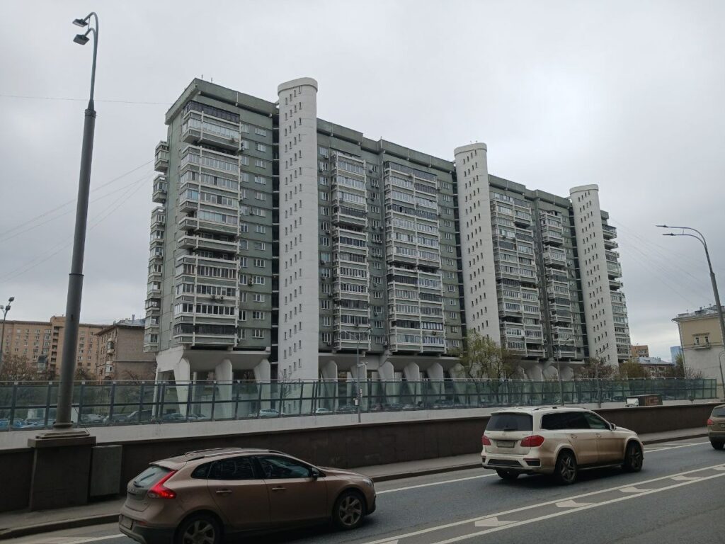 Дом авиаторов: дом-сороконожка на Беговой