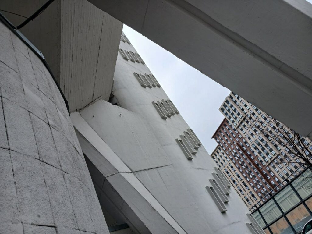 Дом авиаторов на Беговой: дом на ножках