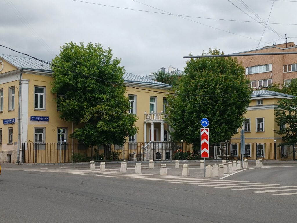 Дом Колесова на углу Станиславского и Солженицына