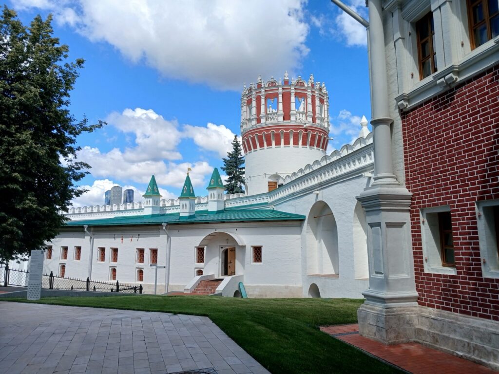 Башня царевны Софьи (Напрудная) и музей Новодевичьего монастыря